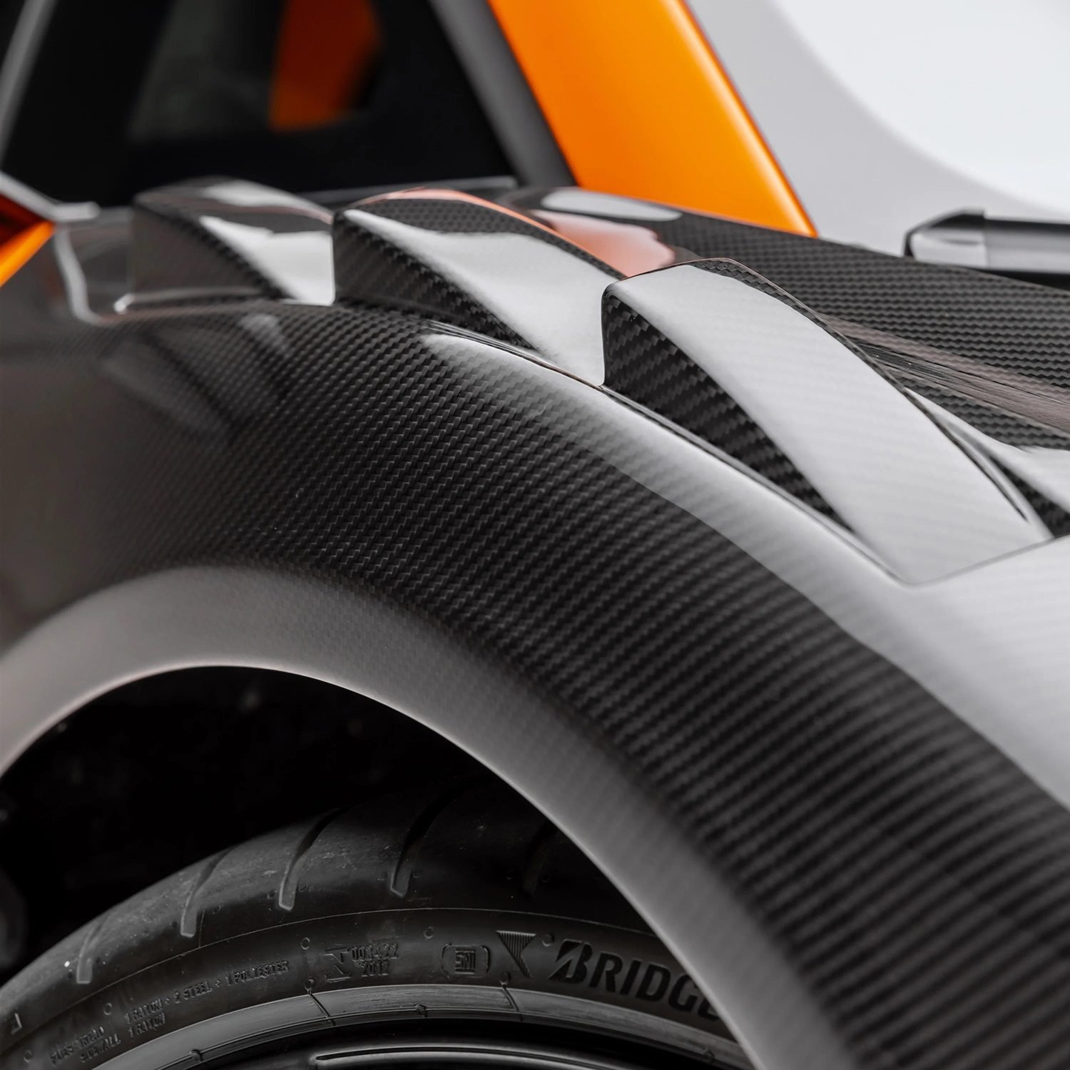 Lamborghini_Revuelto_CarbonFiberAero_VentedFrontFender_1-8_3000x.jpg